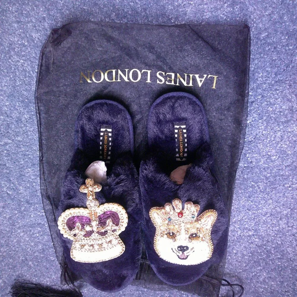 NWOT Laines Slippers w/ "Sandy The Corgi" & "Royal Crown" Brooches Size Small - Picture 2 of 6